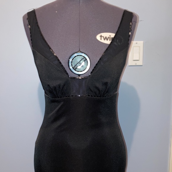 MAX AND CLEO stunning black fitted dress with low V-neck/back neck. Size 2. - Picture 1 of 12